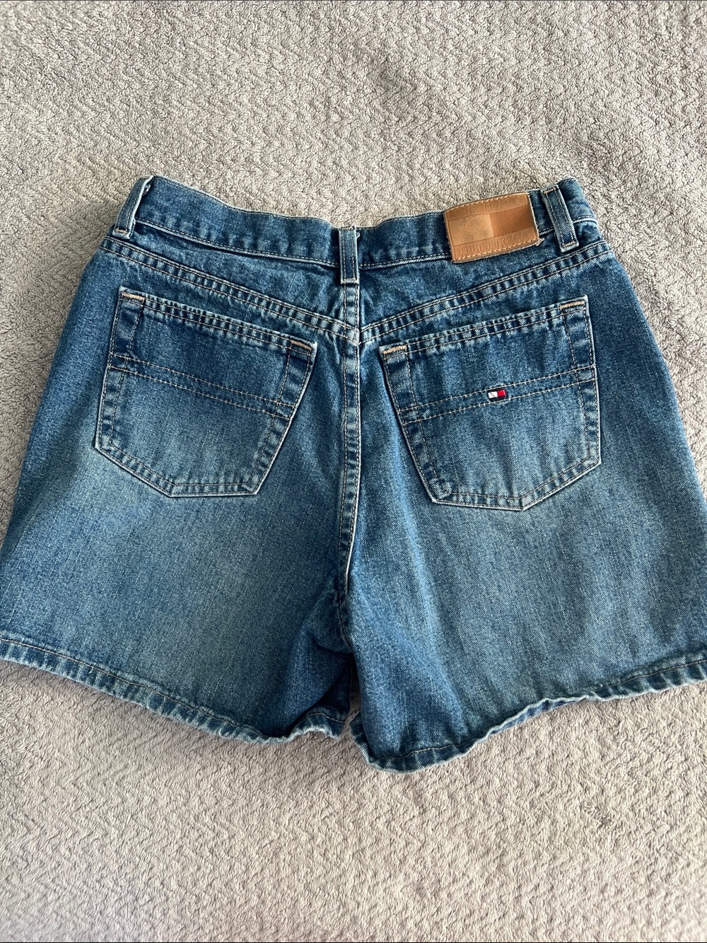 Tommy Hilfiger Medium Wash Denim Dad Jean Shorts Size 26 Mid Rise - Picture 2 of 7